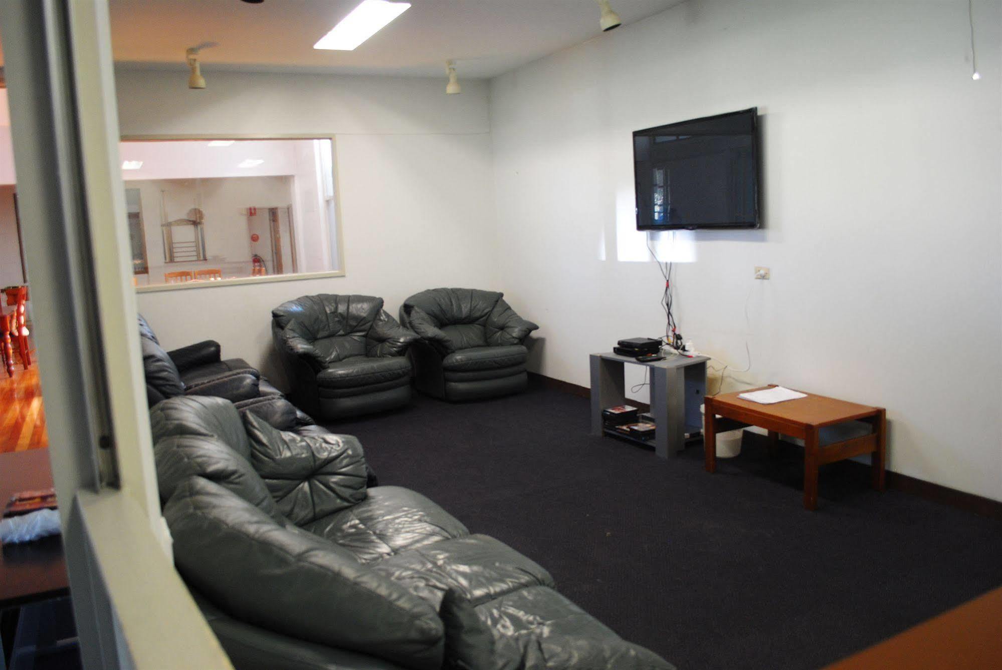 Port Adelaide Backpackers Hostel Exterior photo